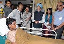 PM  Sonia meet Mumbai blast victims